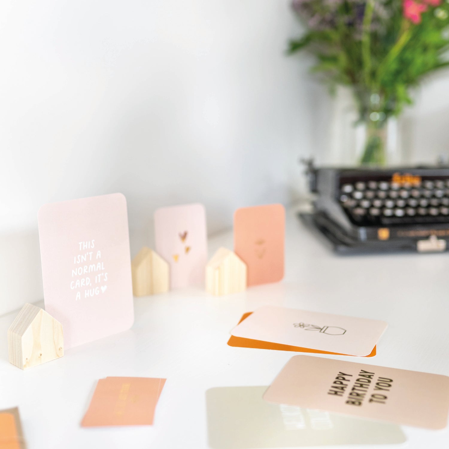 Kaartenhouder van hout in de vorm van een huisje.