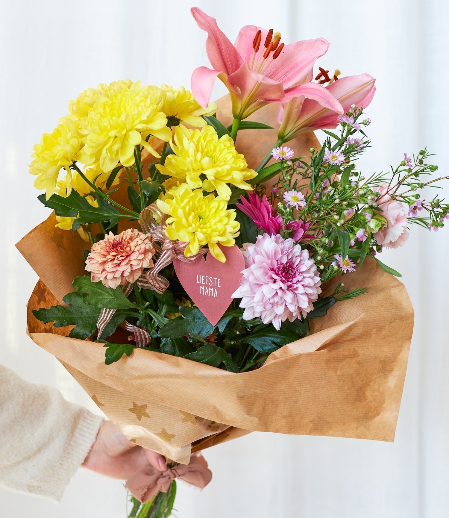 Moederdag ideeën: doe een leuk cadeaulabel bij je bos bloemen