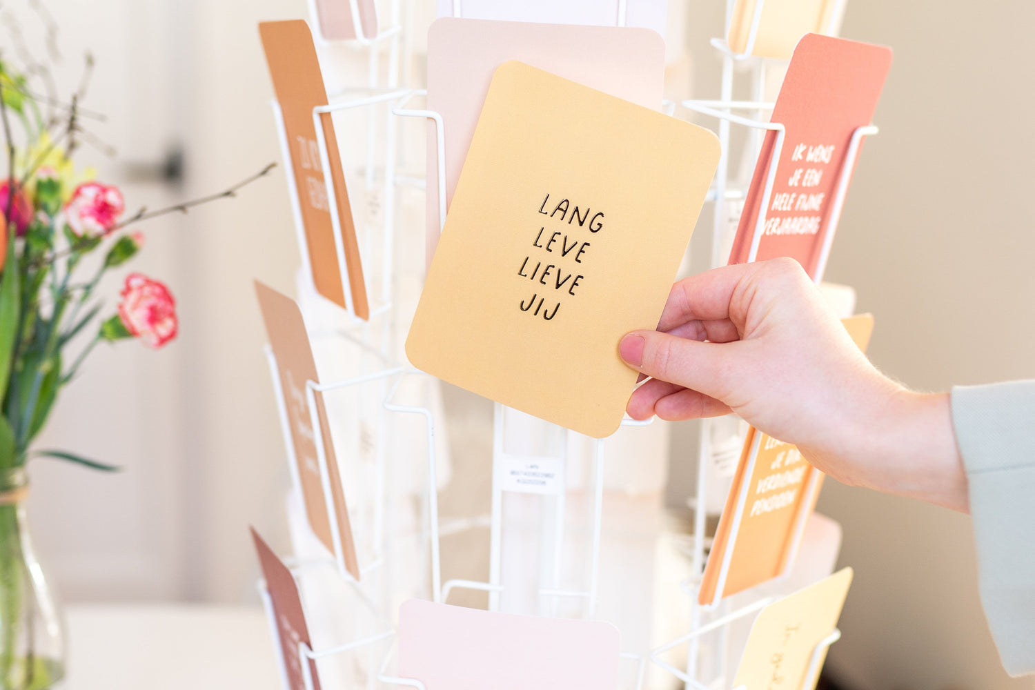 Verjaardagskaart in de kleur okergeel met daarop de tekst 'lang leve lieve jij'.